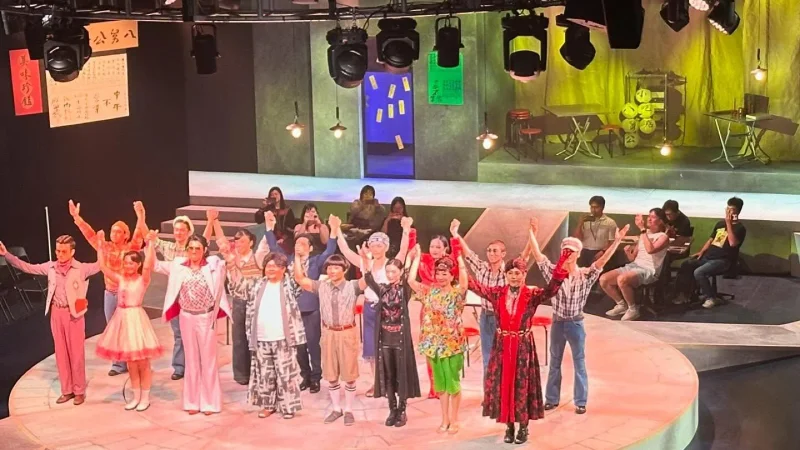 《鬼歸代言人：正邪不兩立》謝幕，演員們在藍盒子的圓形舞台上揮手