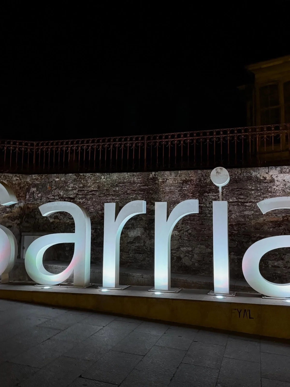 夜裡亮著燈的 Sarria 大字地標